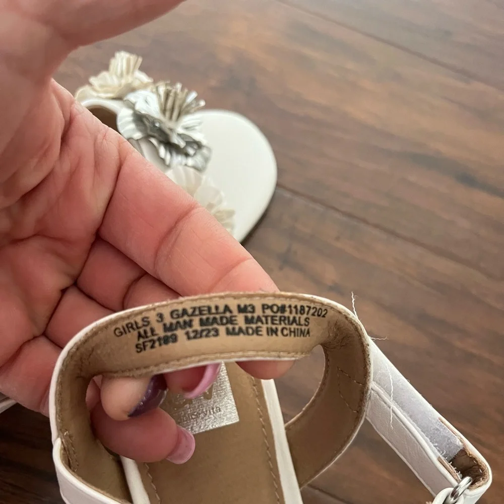 NWOT DV by Dolce Vita Girls White and Silver Flower Ankle Strap Sandals-Size 3